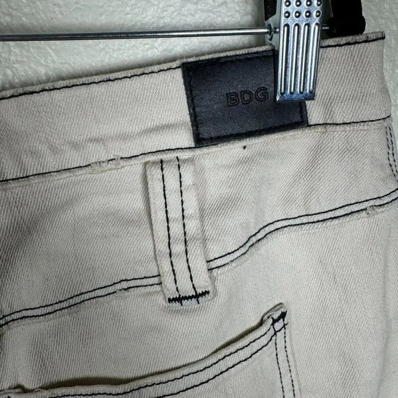 Urban Outfitters BDG High Rise Rolled Cuffed Hem Cream Shorts 3" inseam Size 28 - Picture 7 of 11